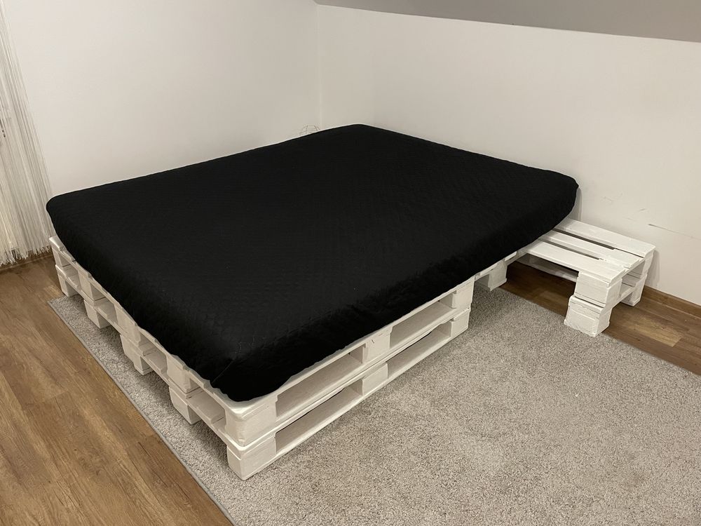 Łóżko z palet ze stolikami