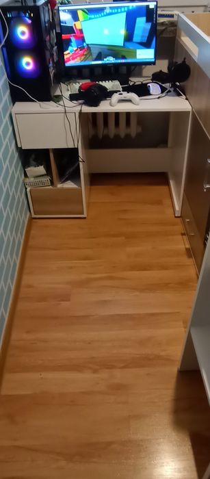 Łóżko dziecięce z szafką, szufladami, półkami i biurkiem.