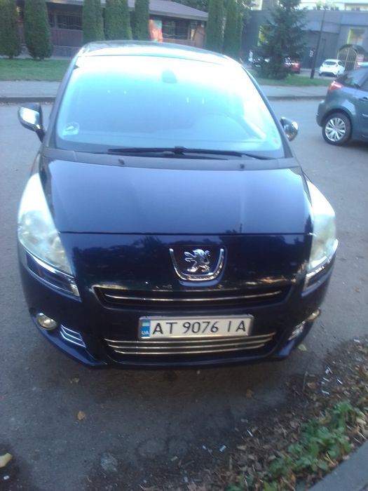Продам Пежо 5008 2010року. 1.6 дизель. синього кольору