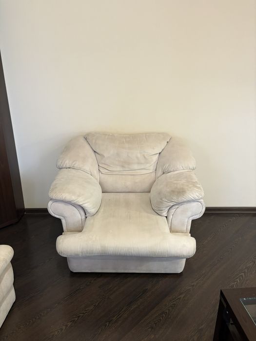 Диван и два кресла.