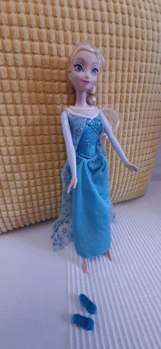 2 bonecas Elsa, uma delas canta