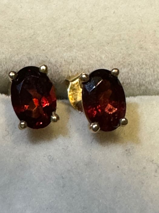 Złote kolczyki z granatami