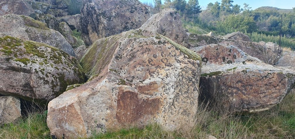 Pedra para suporte de muros