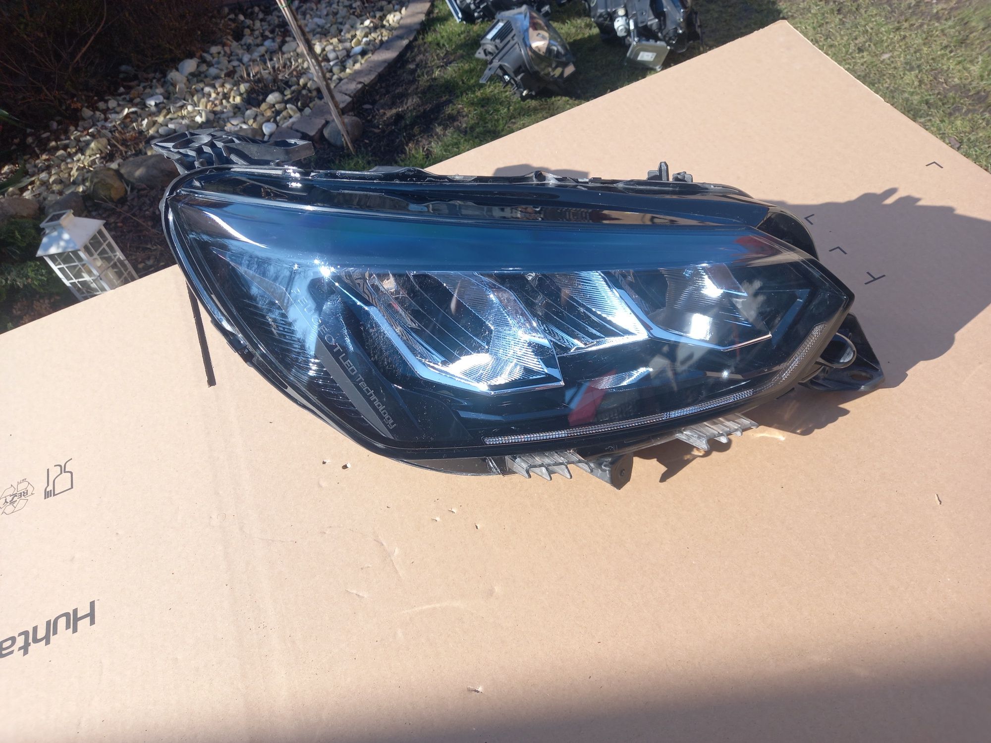 Lampa przednia prawa do Peugeota 208 II Full led