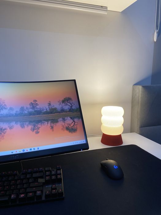 Nowoczesna lampka stołowa – idealna do biurka lub sypialni