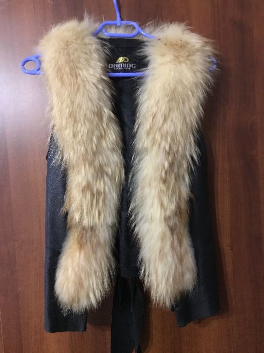 Кожаная жилетка с мехом енота