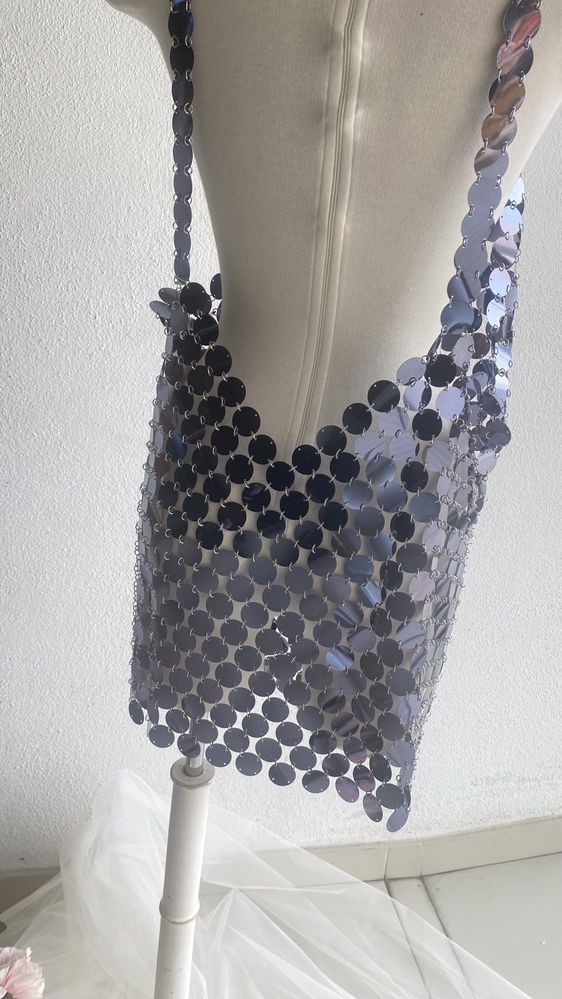 Vestido túnica em acrílico cor de chumbo brilho