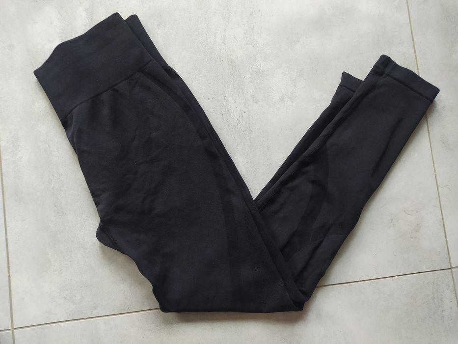 Czarne legginsy r. M