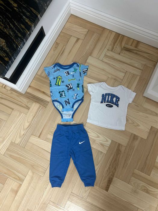 Komplet sportowy Nike bluzka, body, dresy 68- 74