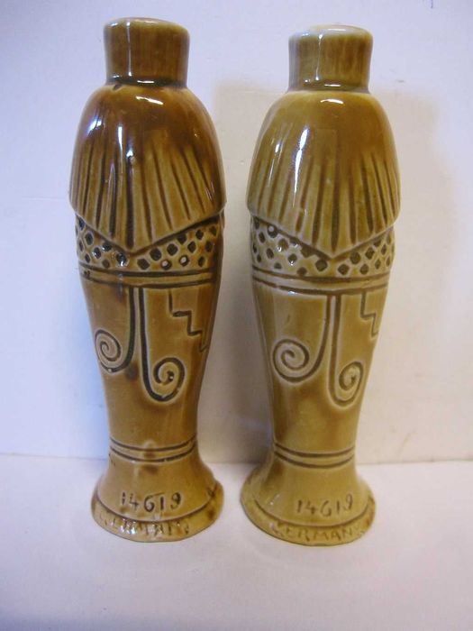 2  pequenas antigas jarras em porcelana alemã-marcadas