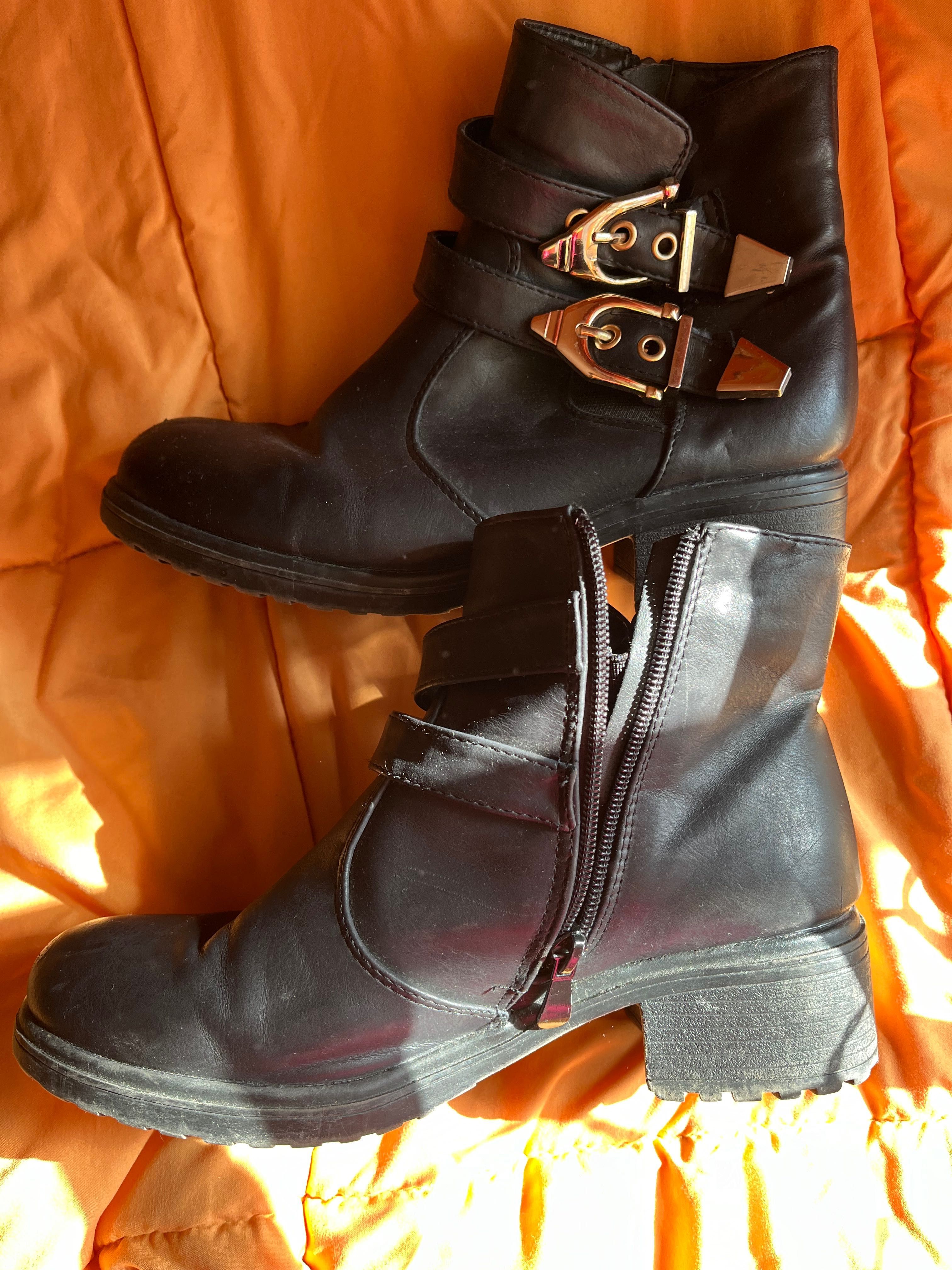 Botas pretas com apliques dourados n°38