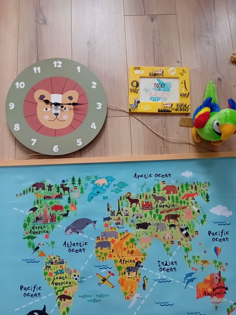 Zestaw do pokoju dziecięcego w stylu jungle miarka mapa zegar lew