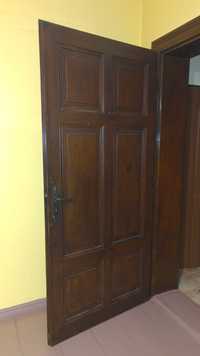 Drzwi drewniane do renowacji z futryna