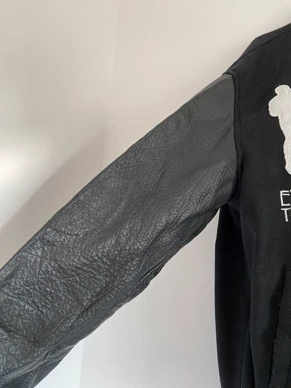 zara man czarna kurtka bomberka z naszywkami vintage