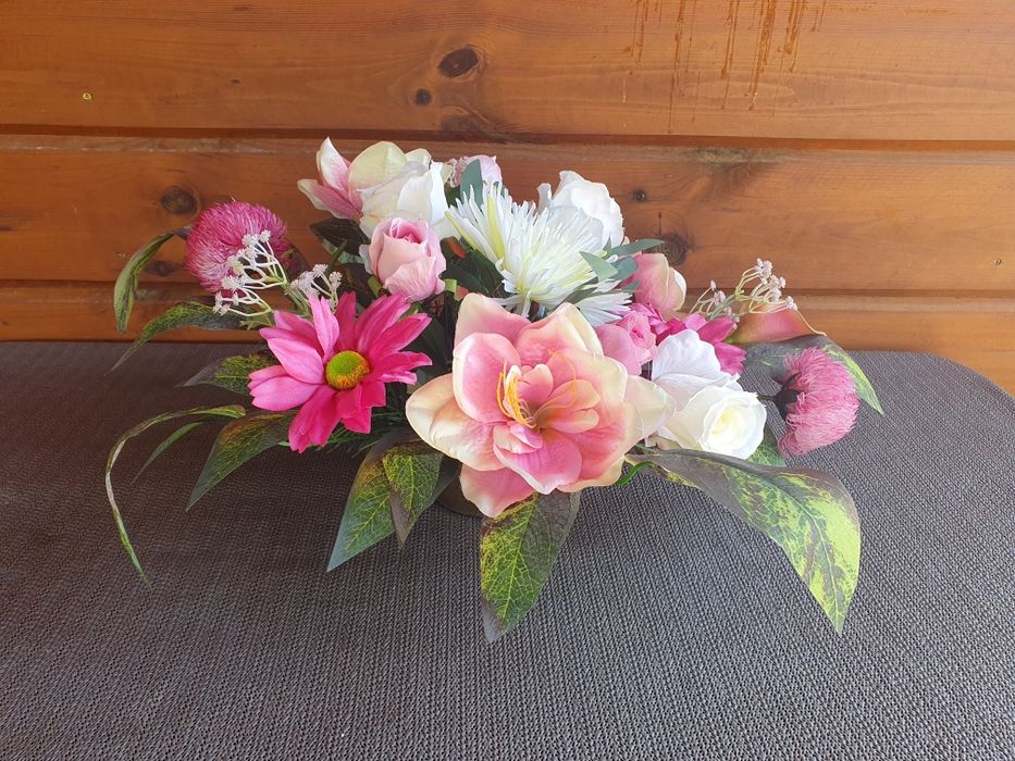 Zestaw różowych kompozycji na grób