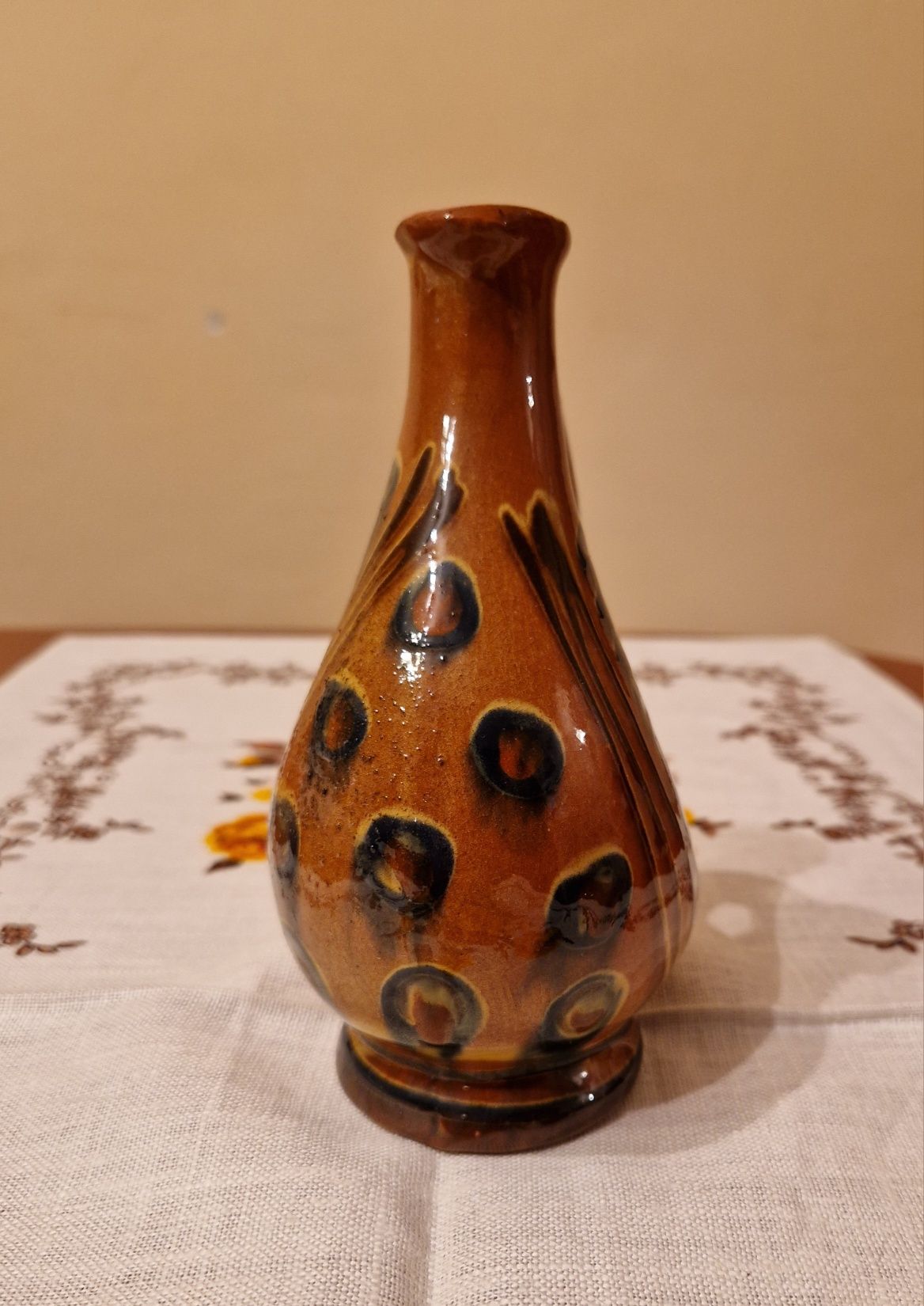 Ceramiczny flakonik z uchem, wazon  Paw z czasów PRL vintage