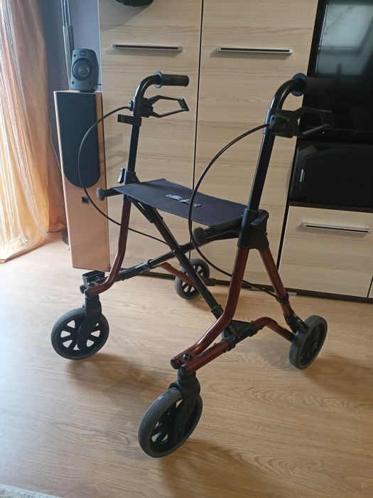 Chodzik z siedziskiem czterokołowy