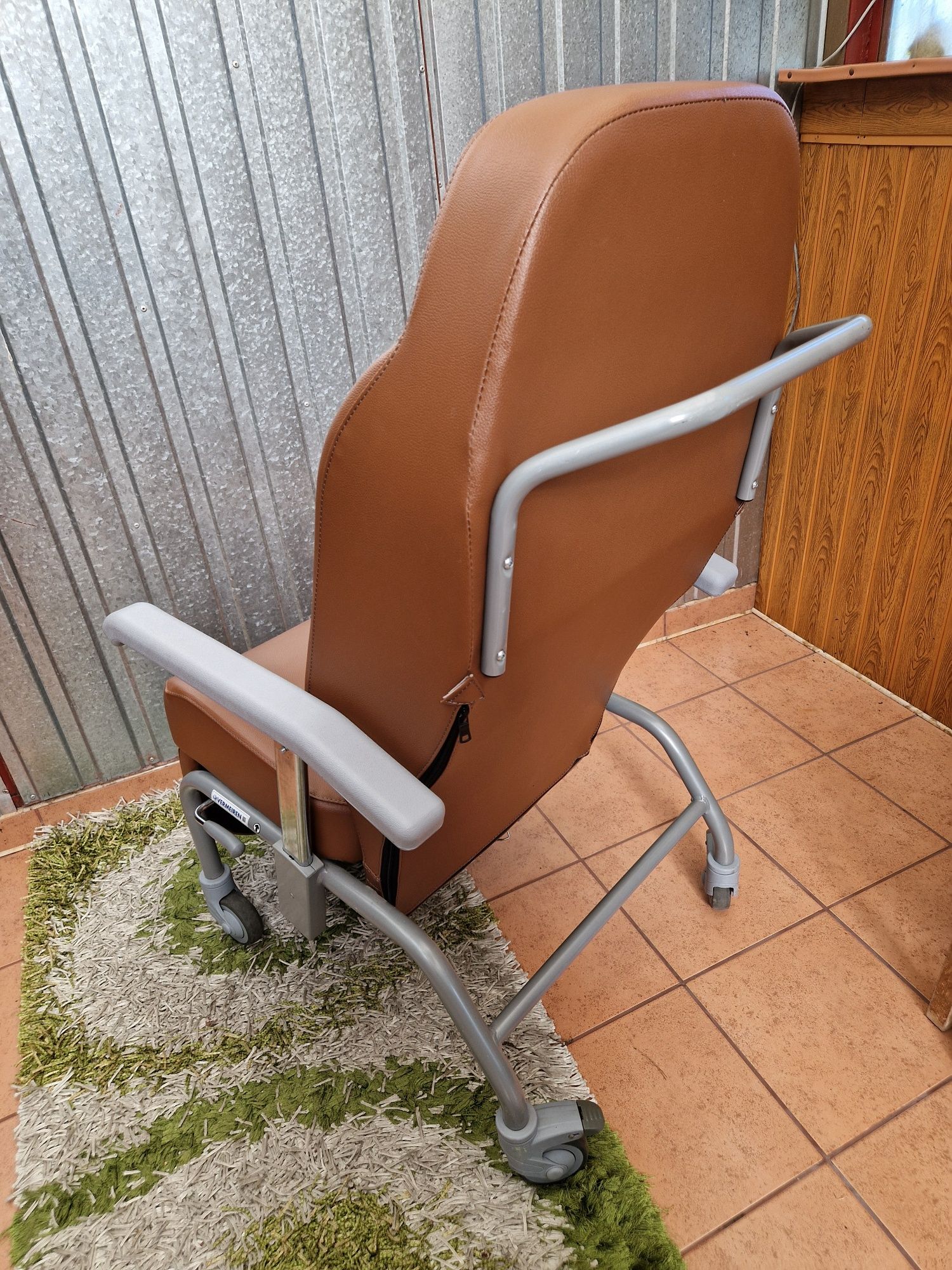 Fotel pielęgnacyjny rehabilitacyjny do przewozu osób starszych niepeln