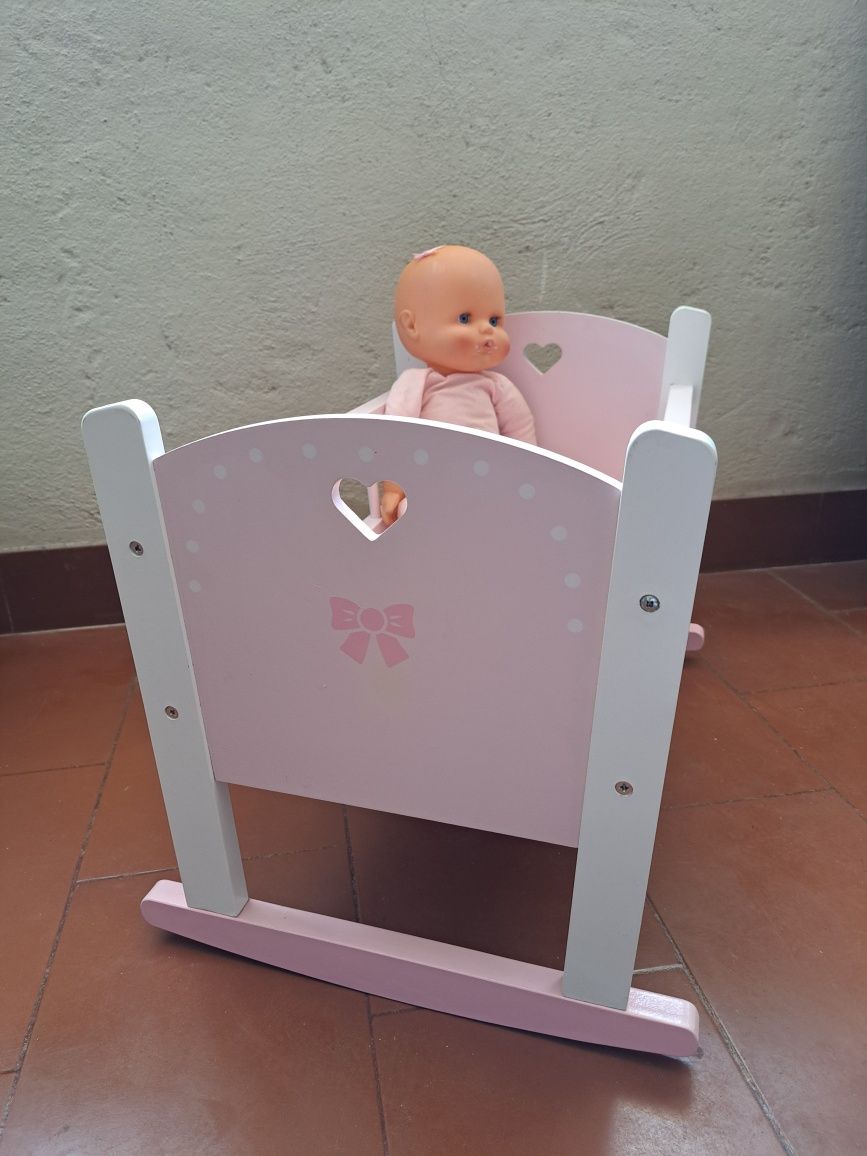Cama de baloiço e boneco