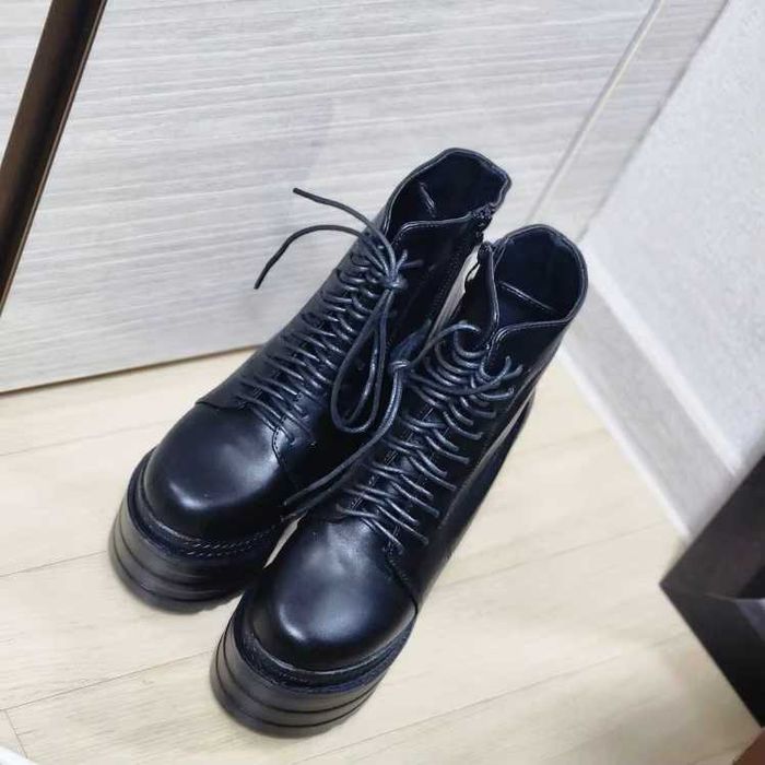 Botki na wysokim koturnie czarne