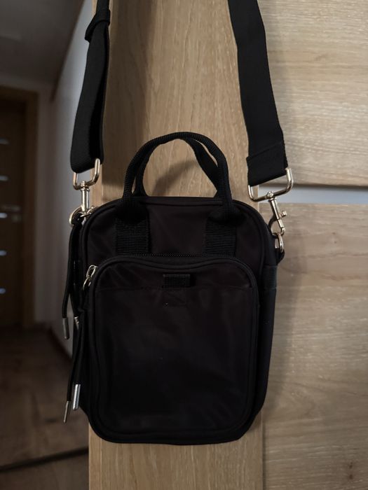 mała torebka na ramię h&m czarna regulowany pasek złote elementy