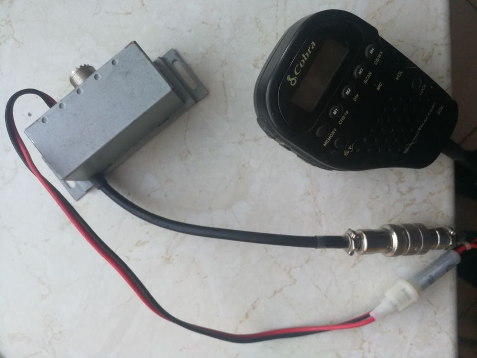 Cobra Radio CB całe mieści się  w dłoni