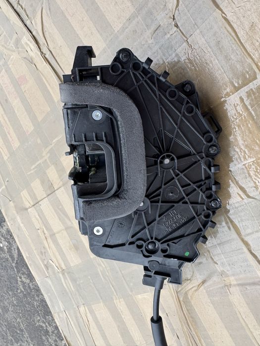 Продам оригинальный замок в дверь для Тесла 2024 Highland