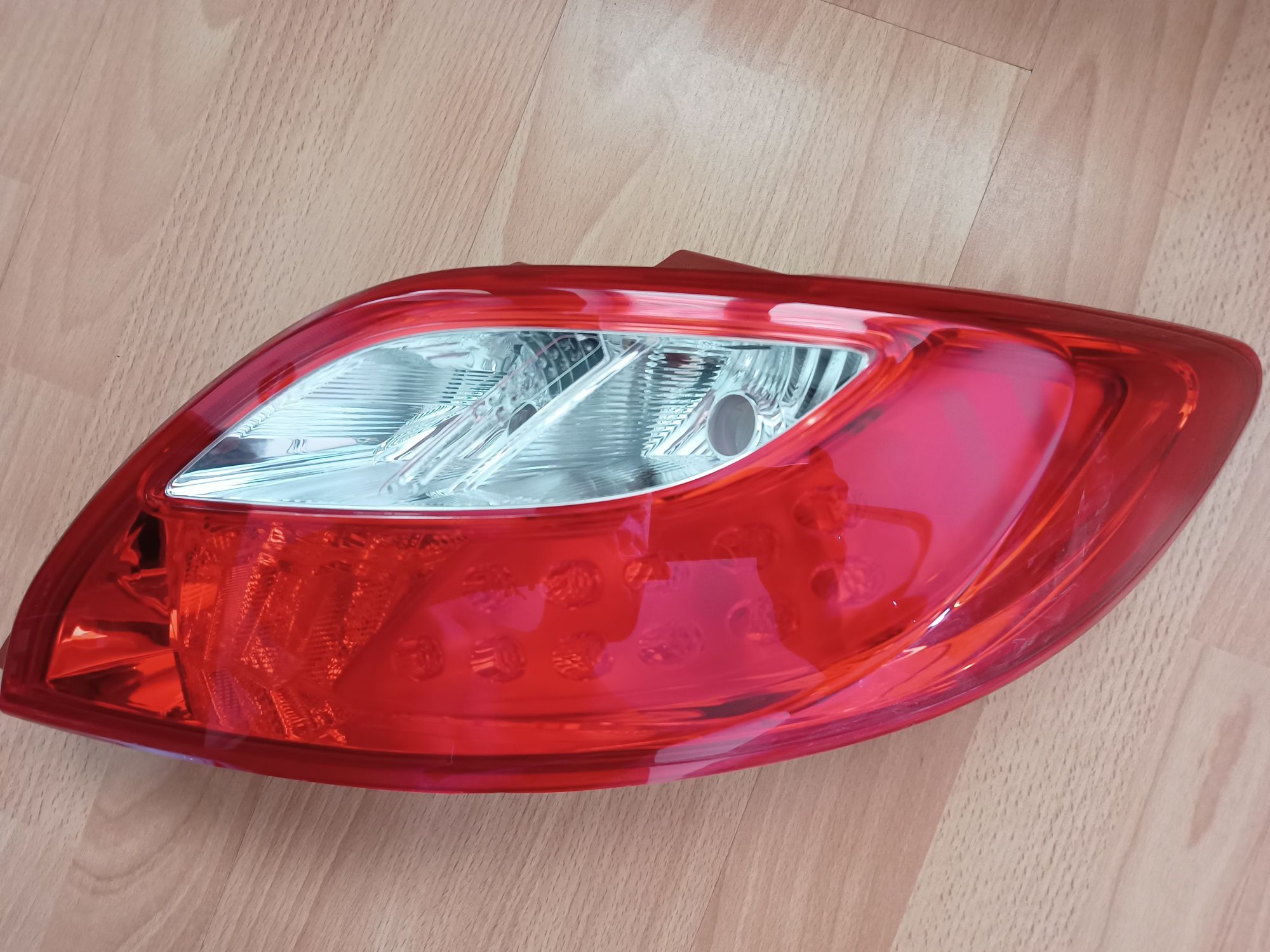 Mazda 2 08-14 lampa tylna tył prawa NOWA