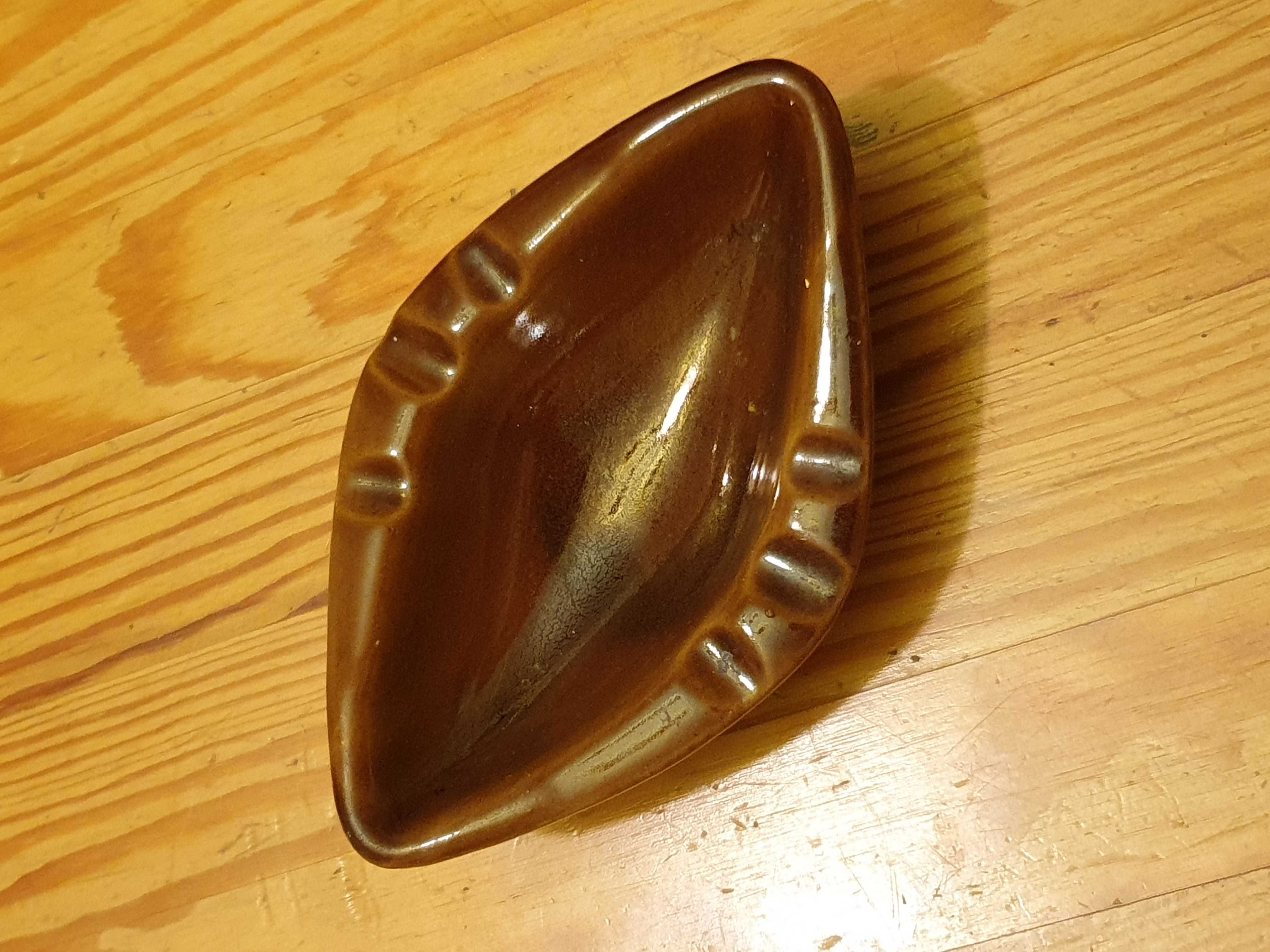 Brązowa ceramiczna popielniczka