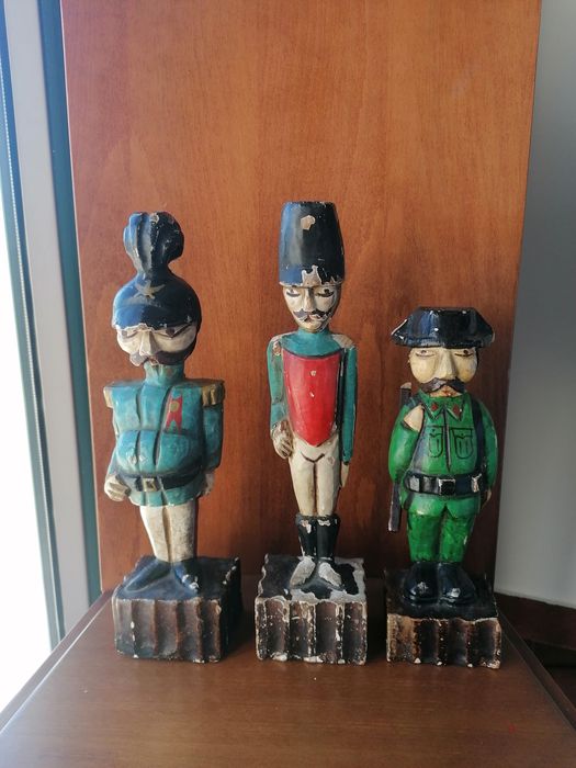 3 Estátuetas de militares - Madeira