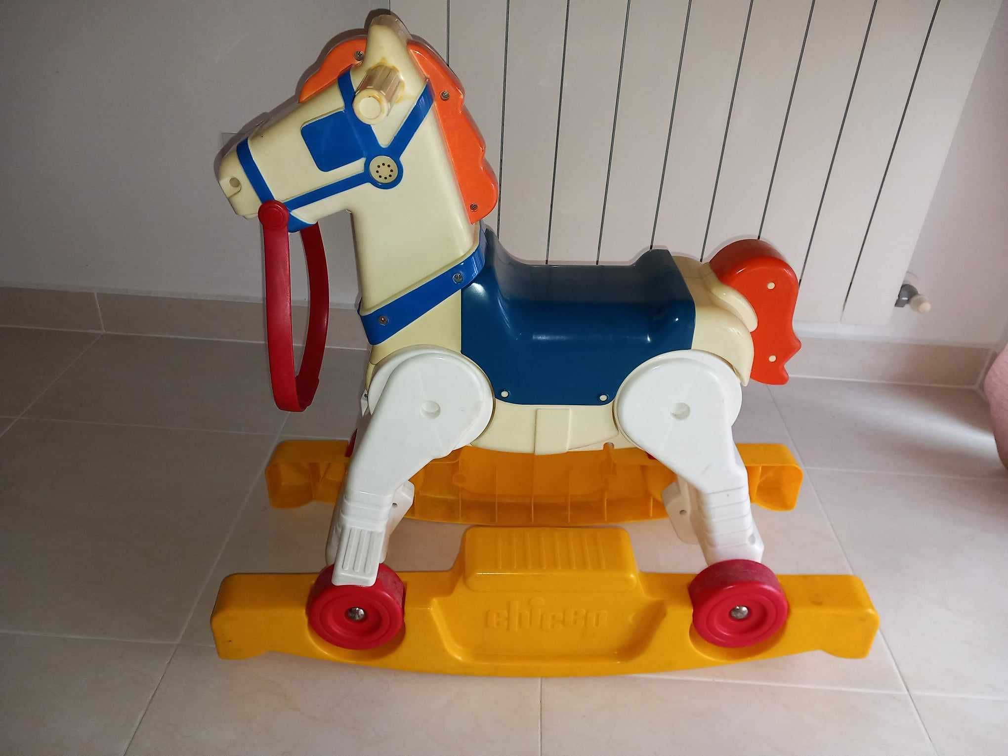 Cavalo Chicco com rodinhas e peças para baloiço