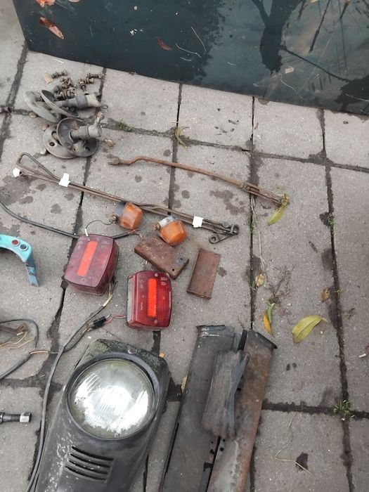 Муравей з документами по запчастинах