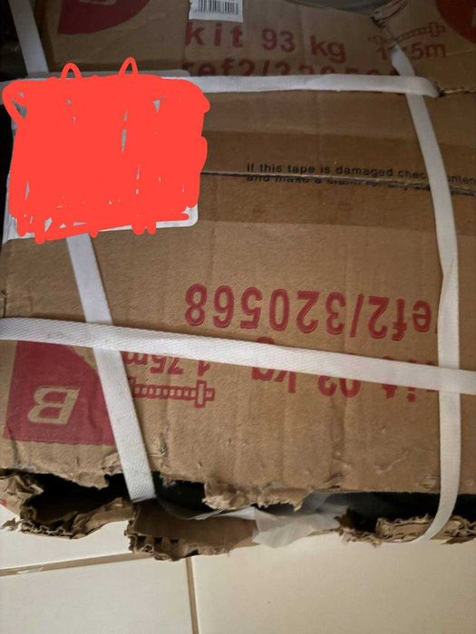 Ginásio metálico: halteres, 93 kg pesos, banco. Não utilizado.