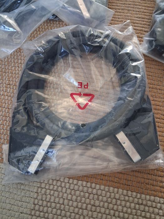 Zestaw wielofunkcyjnych kabli do różnych  urządzeń