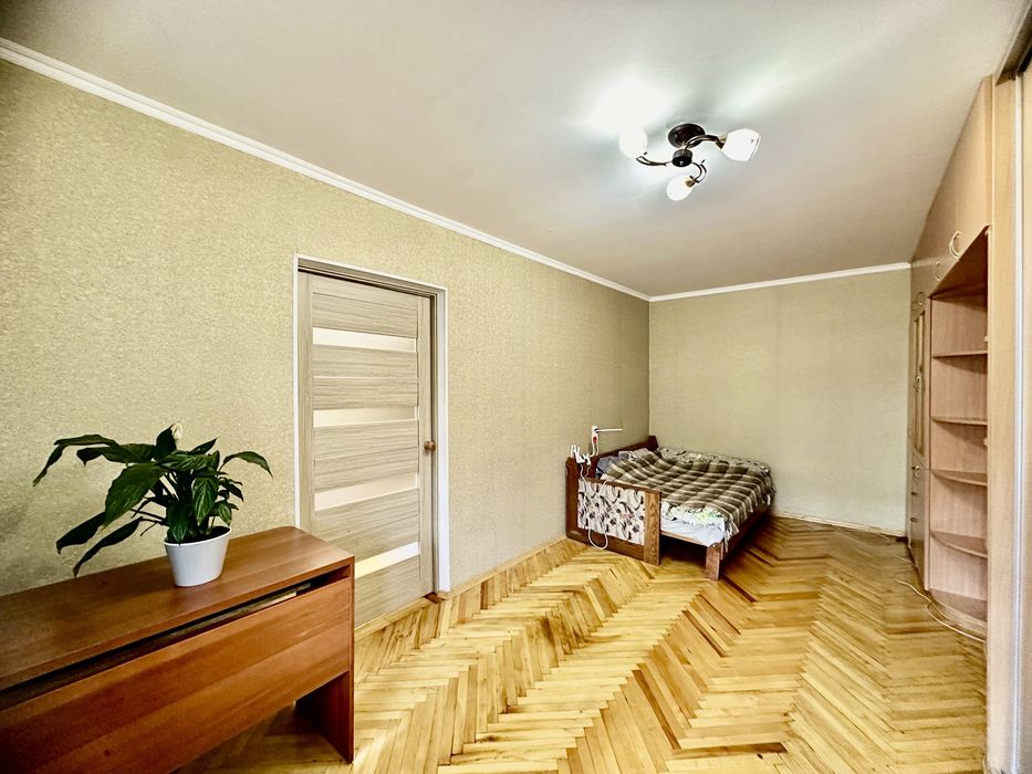 Стражеско, 7 2к квартира 3й поверх, не кутова, тепла.