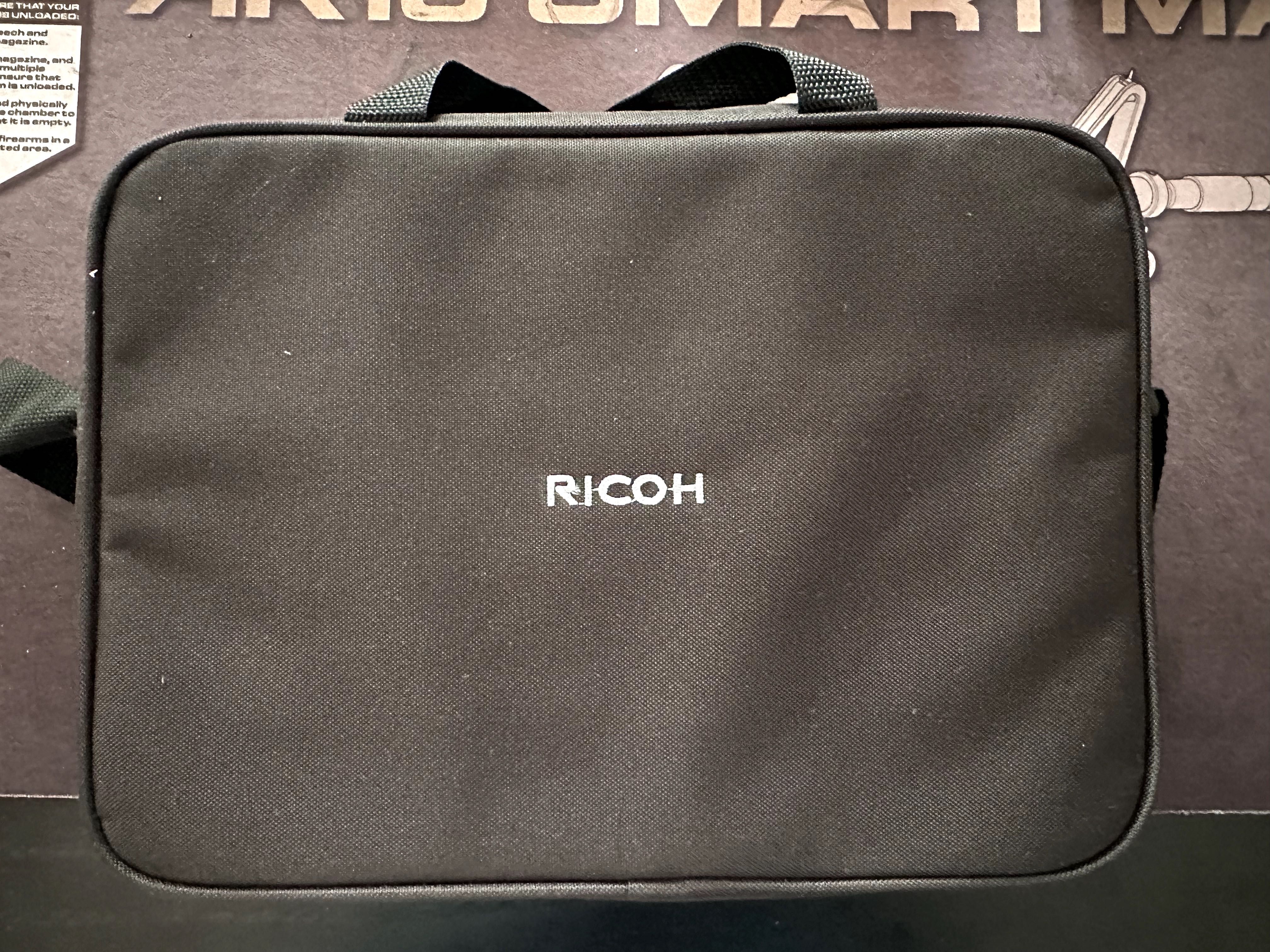Projektor DLP Ricoh o rozdzielczości 1920 x 1080 + ekran Optika 110"