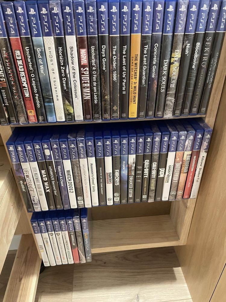 Ps4 pro com 2 comandos e 112 jogos.