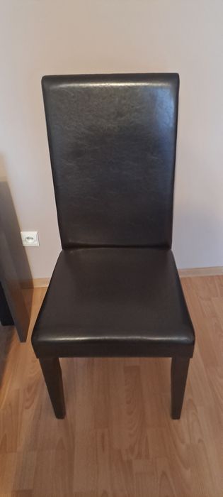Stół z krzesłami