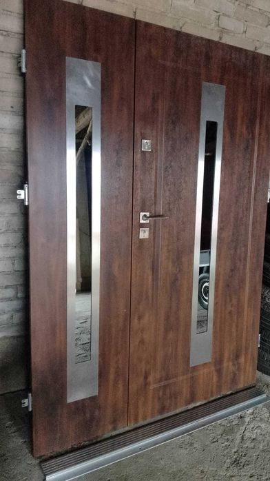 Drzwi zewnętrzne metalowe dwuskrzydłowe.