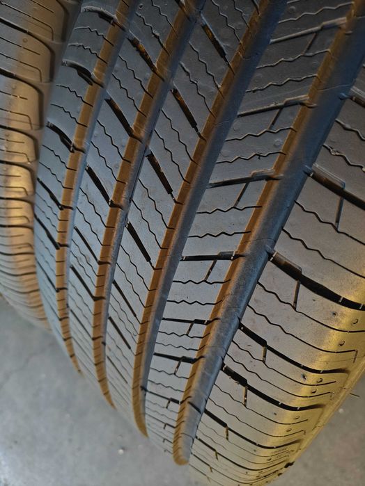 R17 235 55 шини всесезонні  Michelin Defender T+H made USA як нові