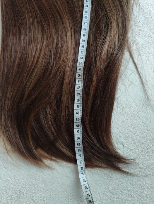 Nowa realistyczna jasno brązowa długa prosta peruka delikatne refleksy