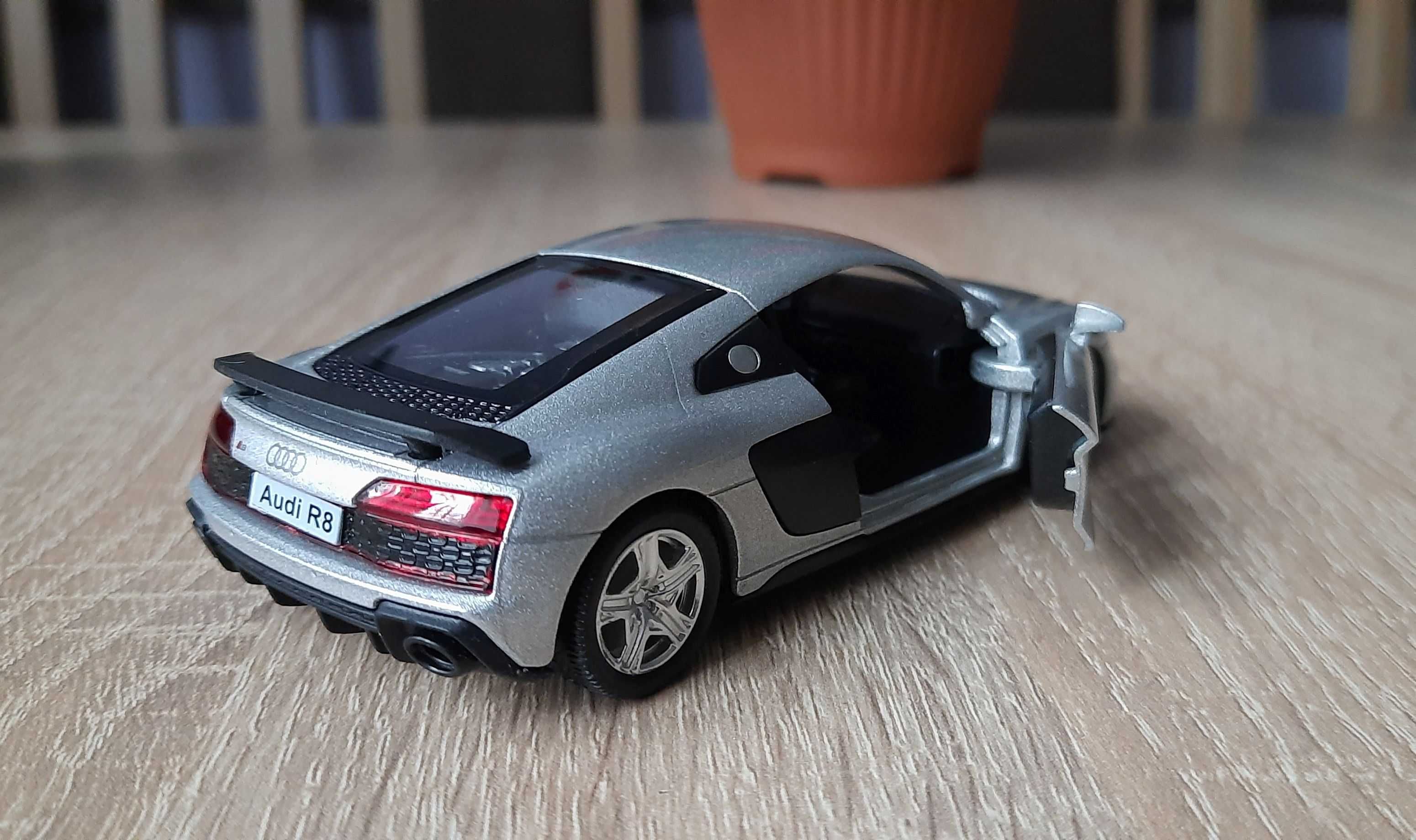 Audi R8 Coupe i Range Rover Sport 1:34 firma RMZ City