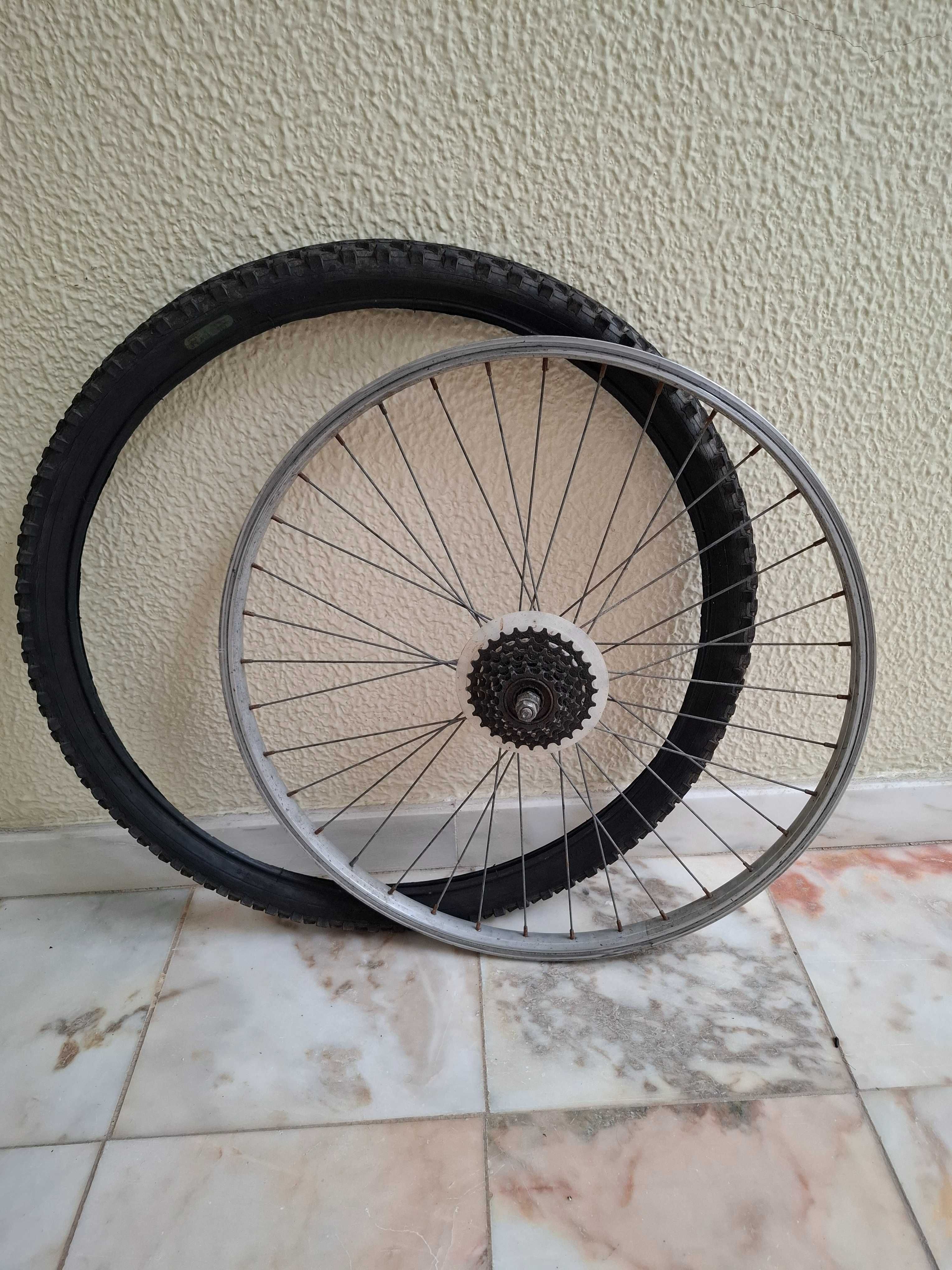 Vendo roda dianteira e traseira de bicicleta de 26 polegadas