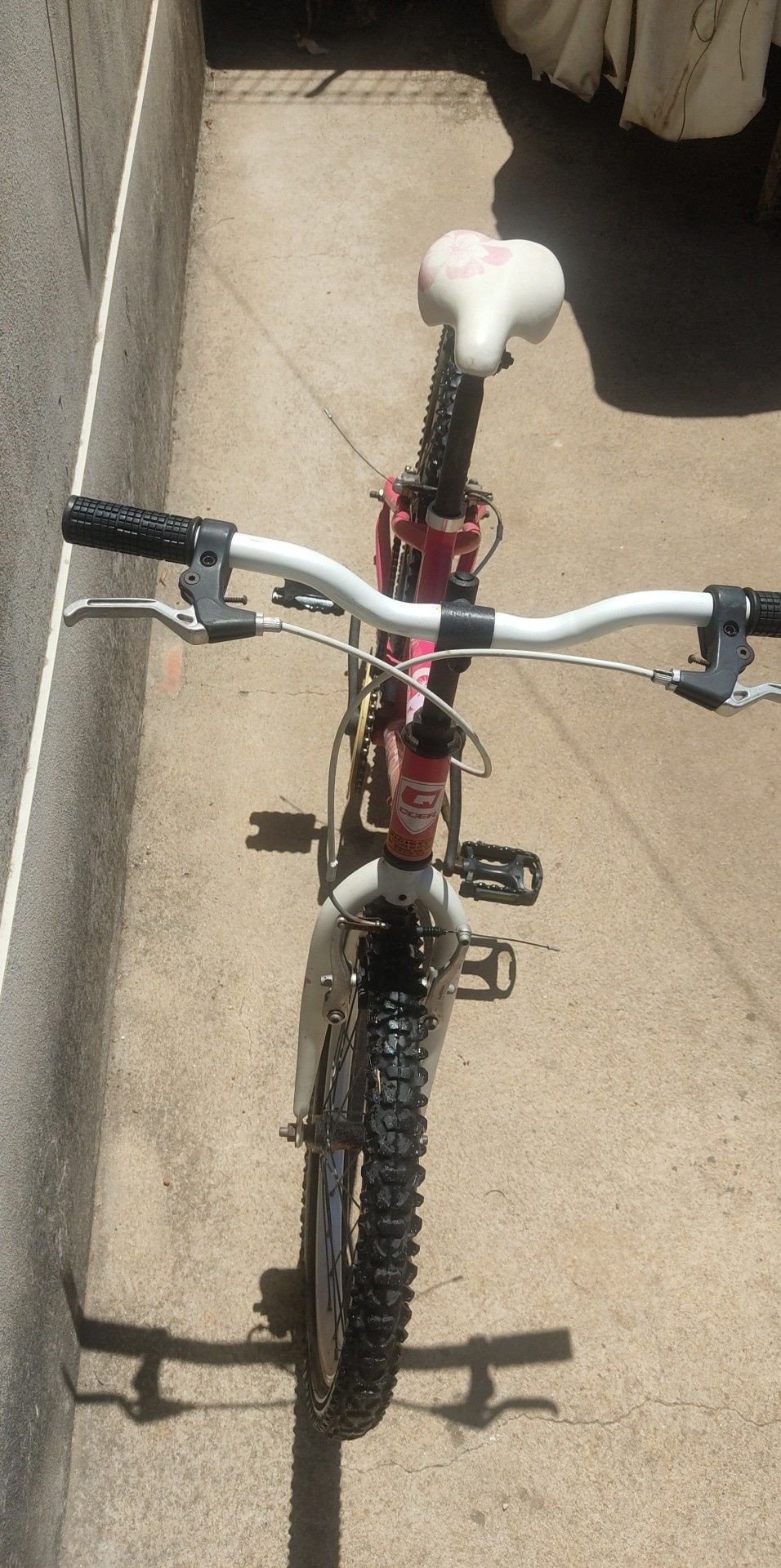 Bicicleta de menina com muito pouco uso