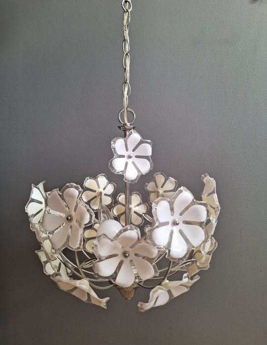 Lampa biała w kwiaty