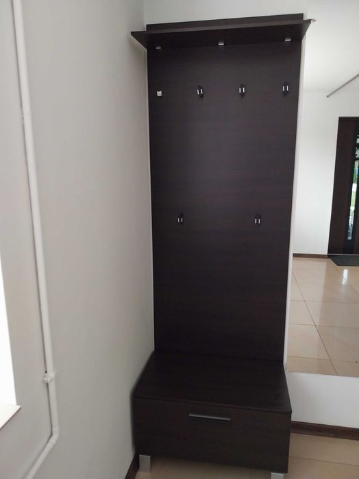 Wieszak na kurtki z szafka na buty