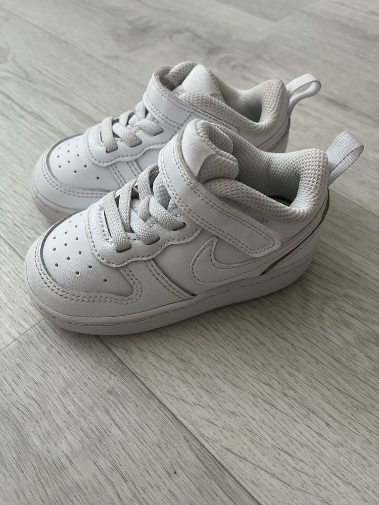 Кросівки- Nike.