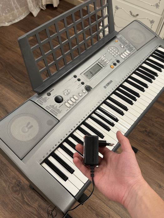 Синтезатор Yamaha сірого кольору