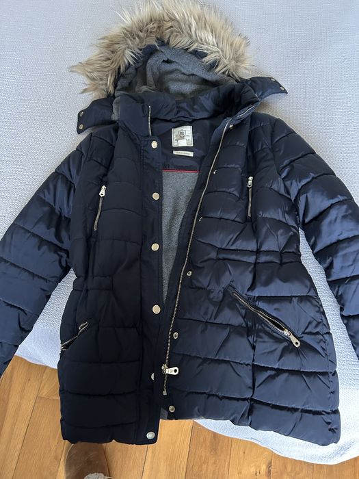 Casaco azul escuro da Massimo Dutti, cardado, com pelo no carapuço