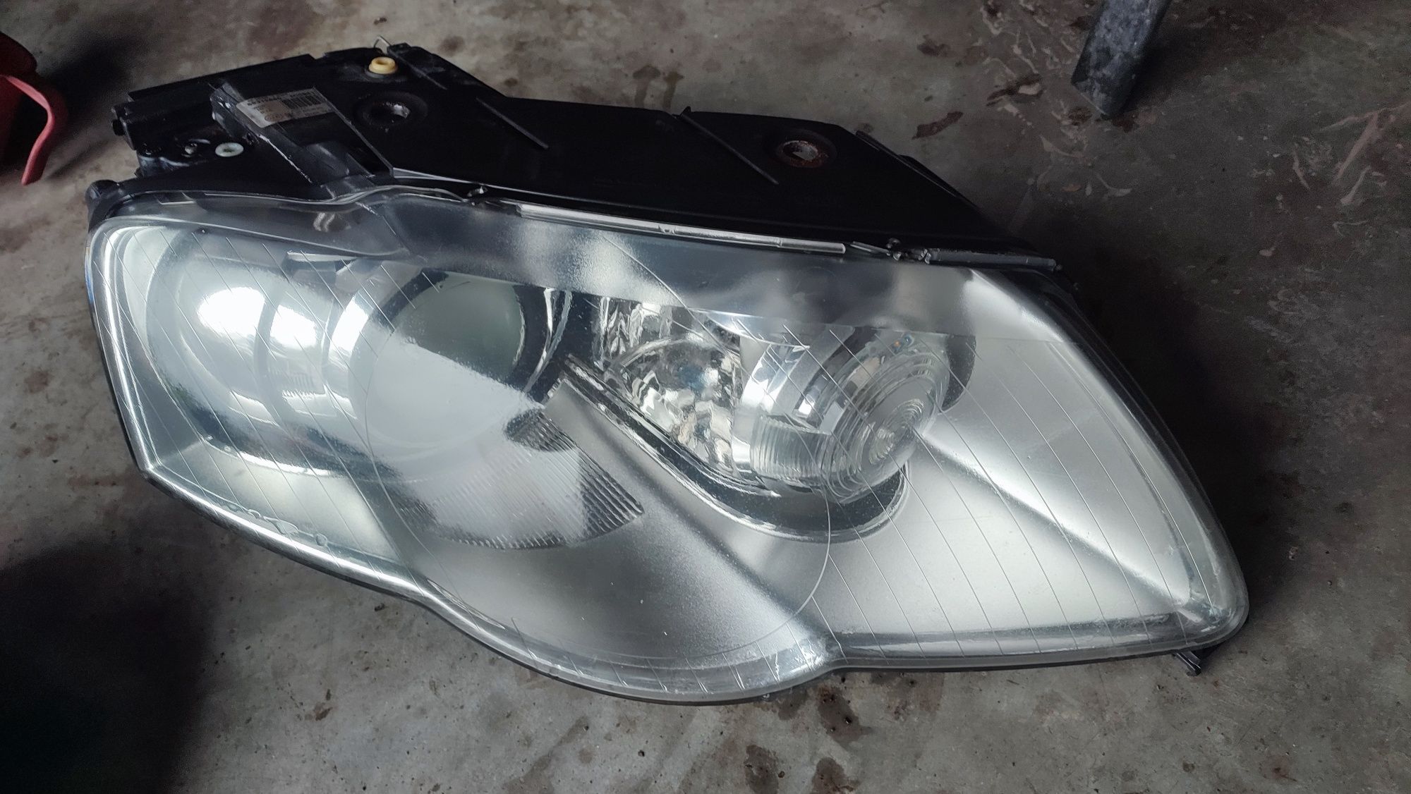 Reflektory Bi-Xenon Passat B6 kompletny Prawy  3C0.941.752D  EU.